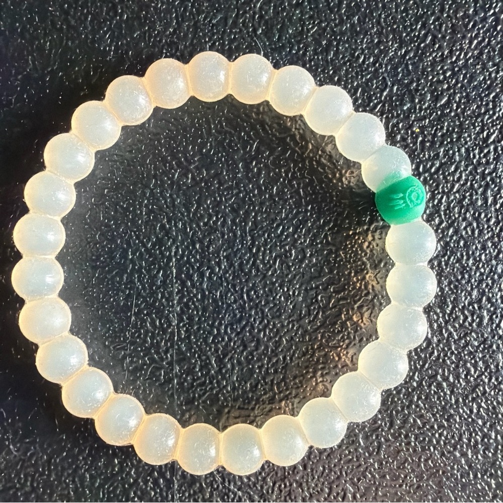 Source Unknown Ivory and Teal Beaded Bracelet